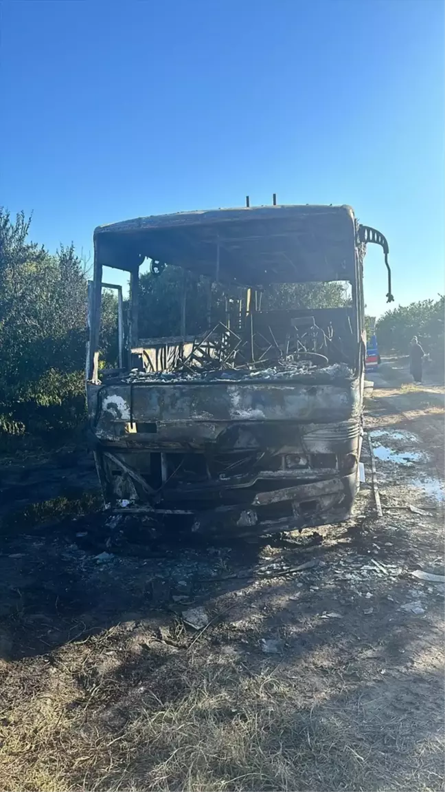 Adana'da Tarım İşçilerini Taşıyan Midibüs Yangın Çıkardı