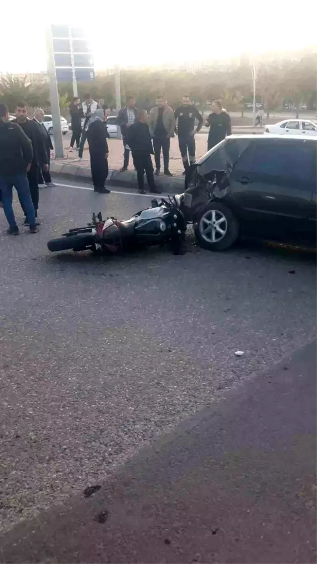 Şanlıurfa'da Otomobil ile Motosiklet Çarpıştı: 1 Yaralı