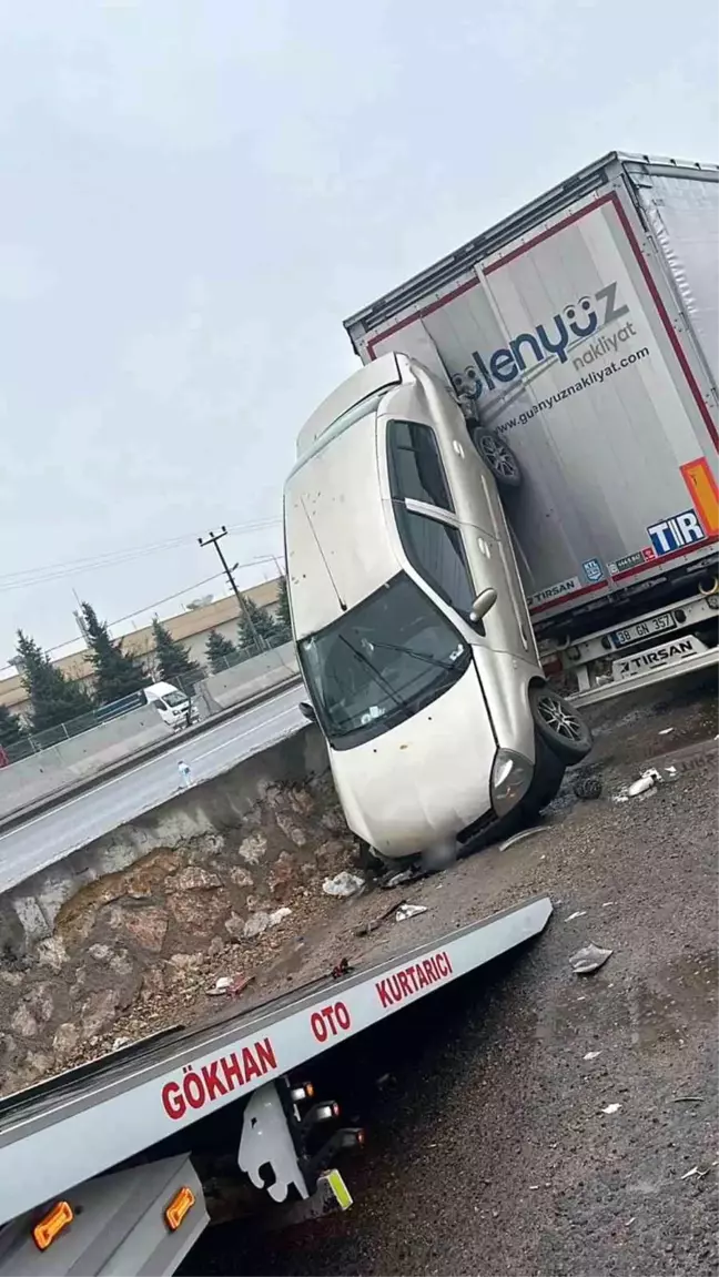 Erenler'de İlginç Kaza: Kontrolden Çıkan Otomobil Tıra Asılı Kaldı