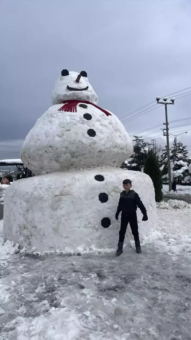 Bolu Belediyesi'nden 5 Metre Uzunluğunda Kardan Adam