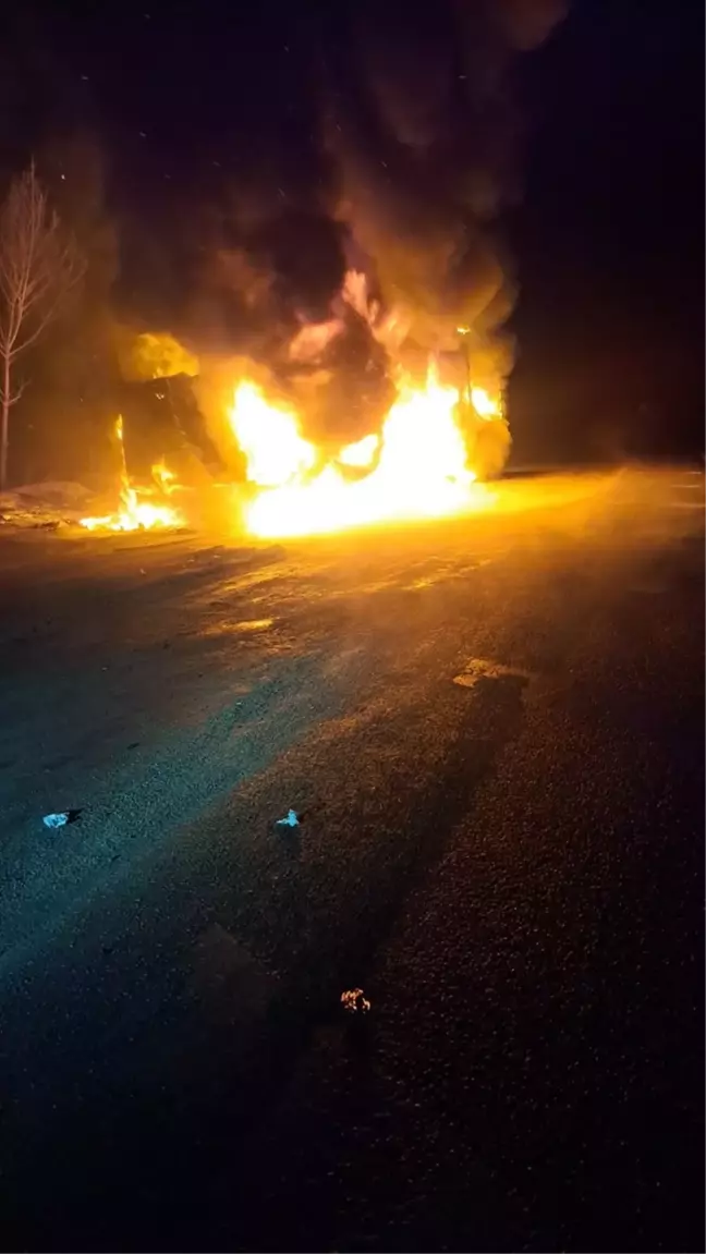 Çerkeş'te Kumaş Yüklü Tırın Dorsesi Yandı