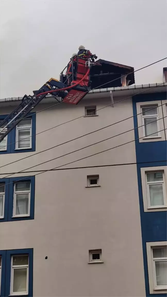 Trabzon'un Sürmene İlçesinde Çatı Yangını Söndürüldü