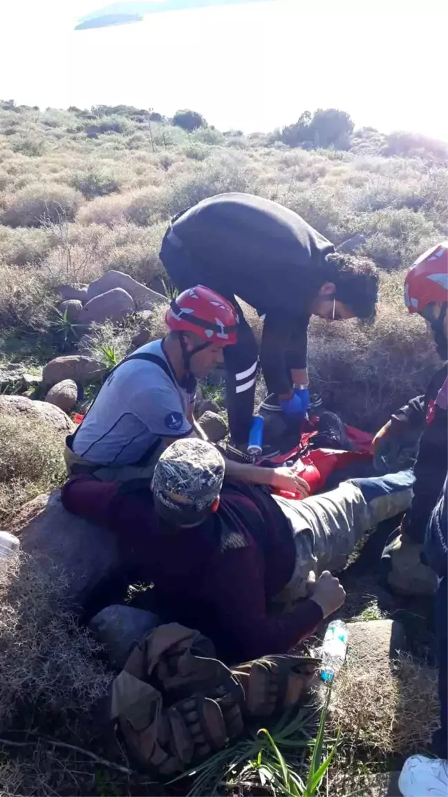 İzmir Çeşme'de Kayalıktan Düşen Avcı Kurtarıldı