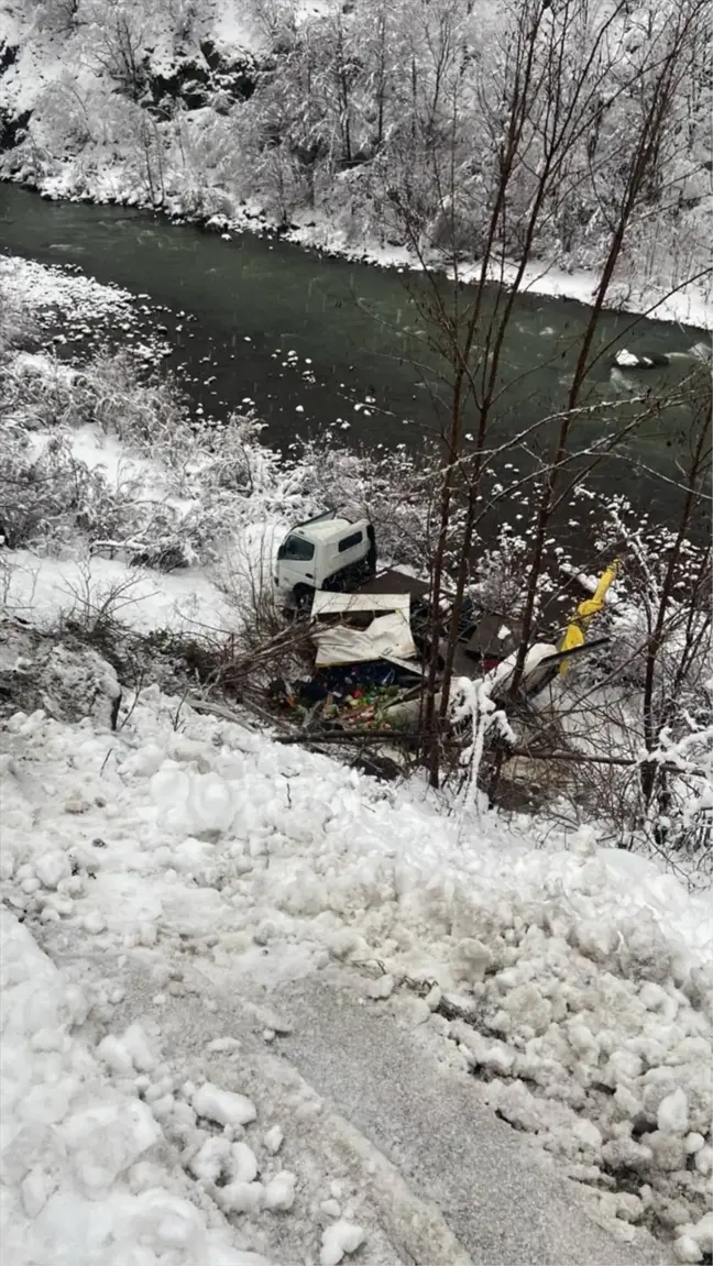 Artvin'de Kamyon Devrildi: 1 Yaralı