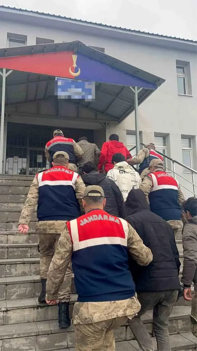 Bitlis'te Kaçak Göçmen Operasyonu: 21 Düzensiz Göçmen ve 1 Organizatör Yakalandı