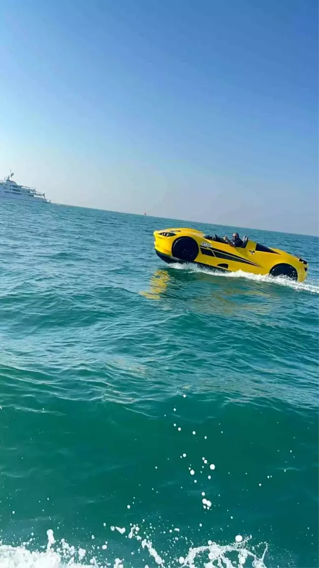 Dubai'de Ferrari Görünümlü Jet Ski Eğlencesi