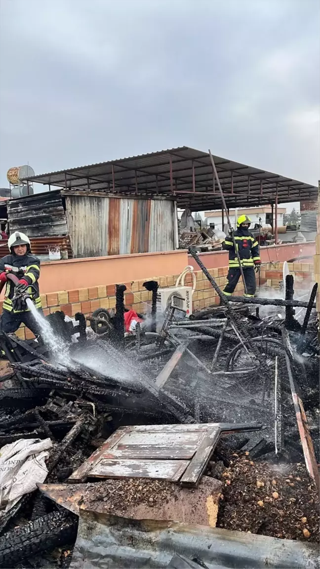 Tarsus'ta İki Katlı Evde Yangın Çıktı