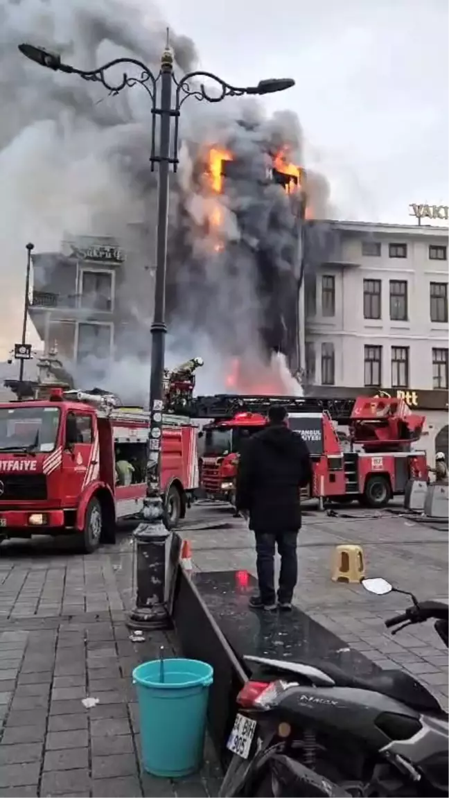 Eminönü Meydanı'nda bulunan binanın dış cephesinde henüz bilinmeyen bir nedenle yangın çıktı. Olay yerine çok sayıda itfaiye ekibi sevk edildi.