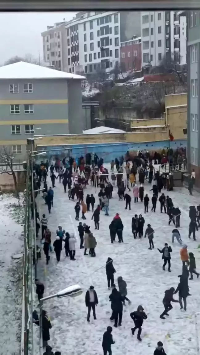 Arnavutköy'de Öğrenciler Kar Keyfi Yaşadı