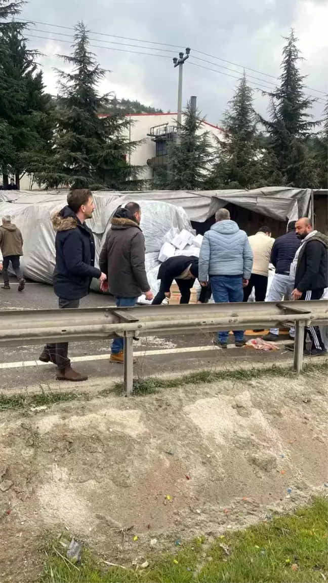 Bilecik'te Tır Devrildi, Kuruyemişler Yola Saçıldı