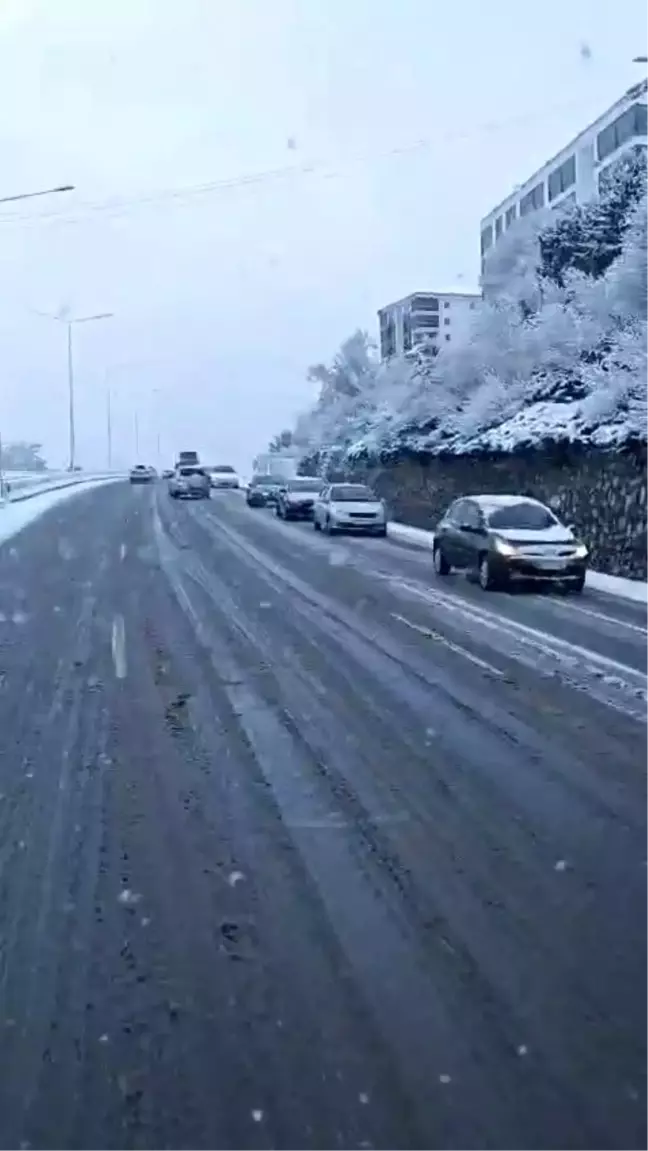 Bursa'da Yoğun Kar Yağışı Trafiği Olumsuz Etkiledi