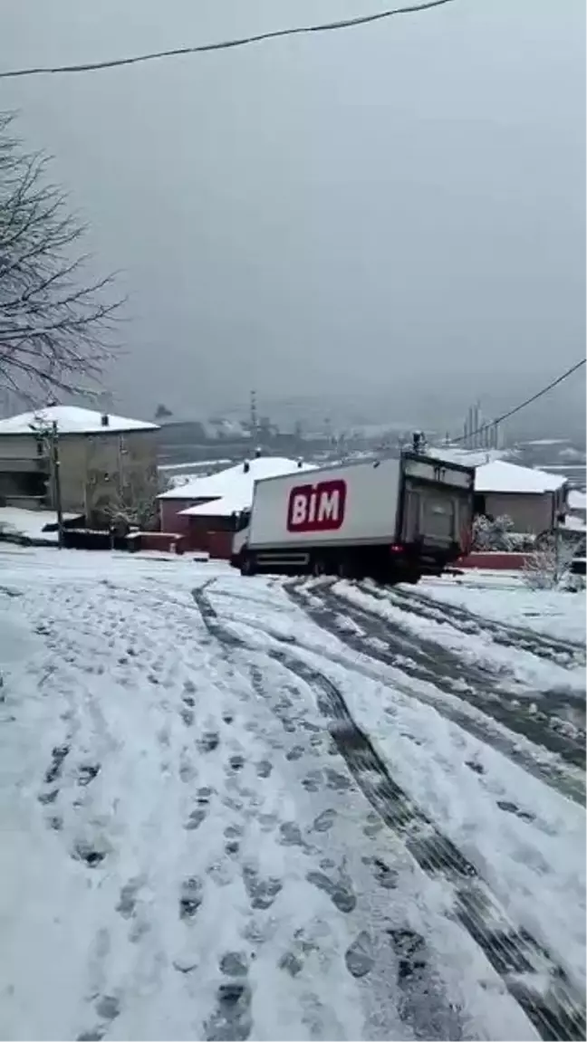 Kocaeli'de Karlı Yolda Kaza Riski: BİM Kamyonuna Vatandaşlardan Yardım