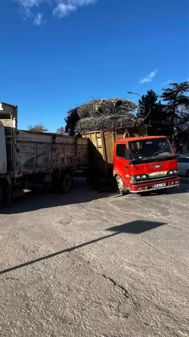 Elazığ'da Aşırı Yüklü Kamyon Trafiği Tehdit Ediyor