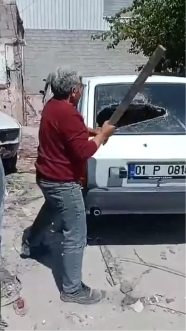 Otomobil Boyası Dökülen Adam Sinir Krizi Geçirip Aracını Parçaladı