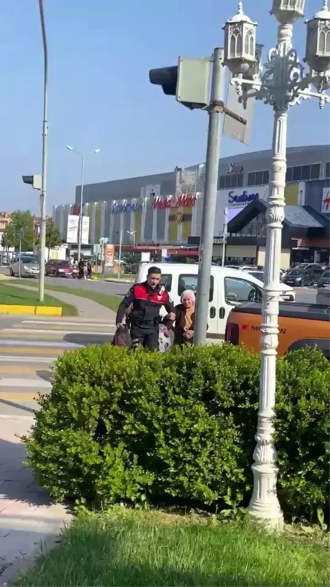 Yunus Polislerinden Anlamlı Yardım: Yaşlı Kadına Destek Oldular