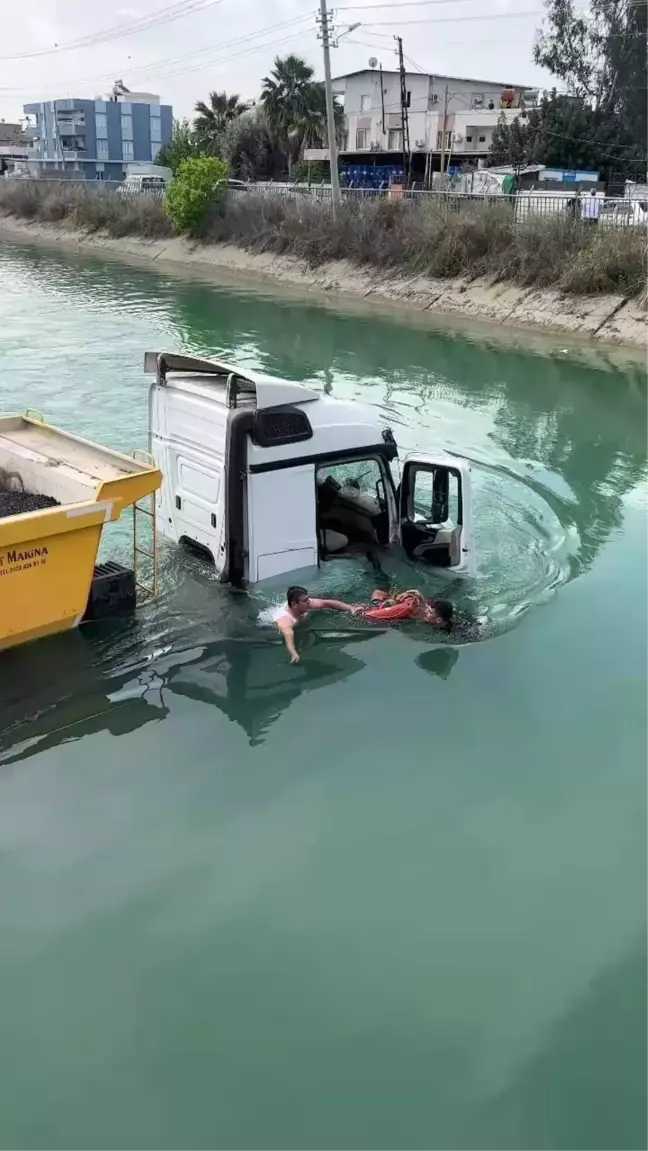 Adana'da Kontrolden Çıkan Tır Sulama Kanalına Düştü