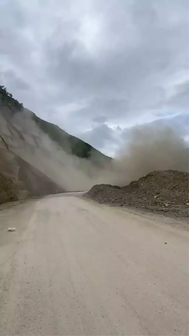 Şavşat'ta Heyelan: Yolu Ulaşıma Kapattı