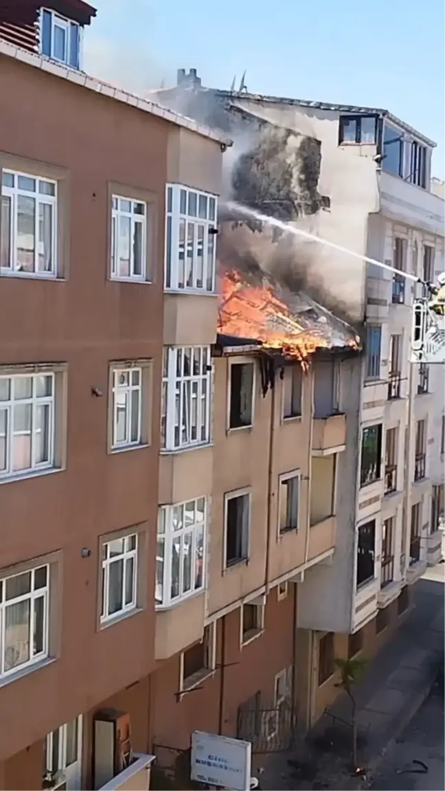 Gaziosmanpaşa'da 4 katlı binada yangın-1