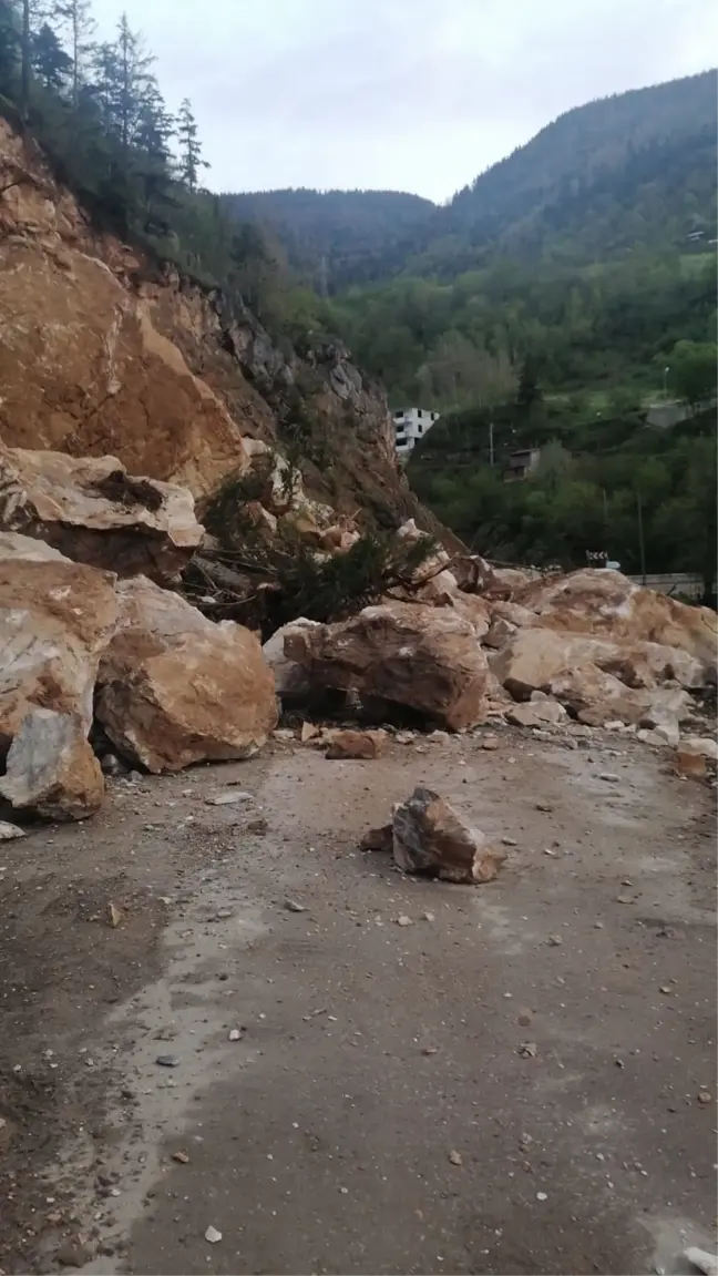Giresun'daki Heyelan Kara Yolunu Kapattı