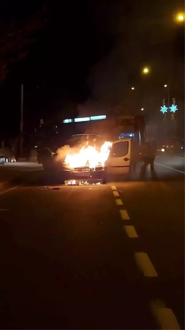 Erzurum'da Seyir Halindeki Araç Alev Alev Yandı