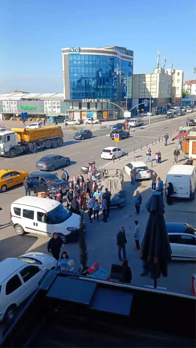 Pendik'te Kırmızı Işık İhlali Sonucu Kaza: 5 Yaralı