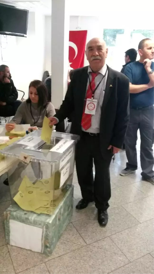 Avusturya'da Türk Vatandaşları Oy Kullanmaya Başladı