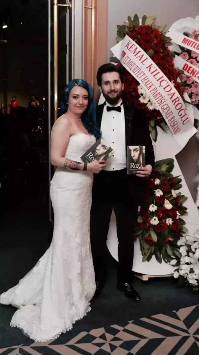 Genç Çiftten Davetlilere 'Roza' Hediyesi