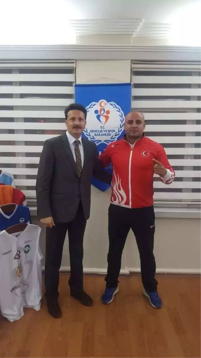 Madalyalı Güreşçi Günbey, Müdür Öçalmaz'ı Ziyaret Etti