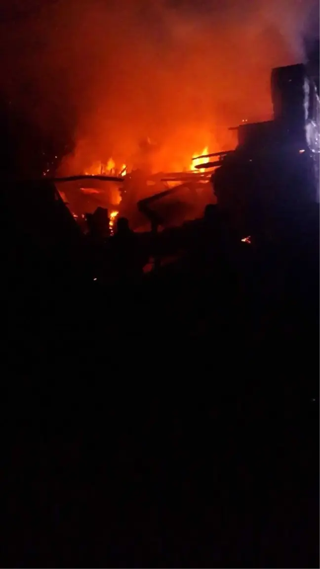 Safranbolu'da alevlerin sardığı ahşap ev tamamen yandı