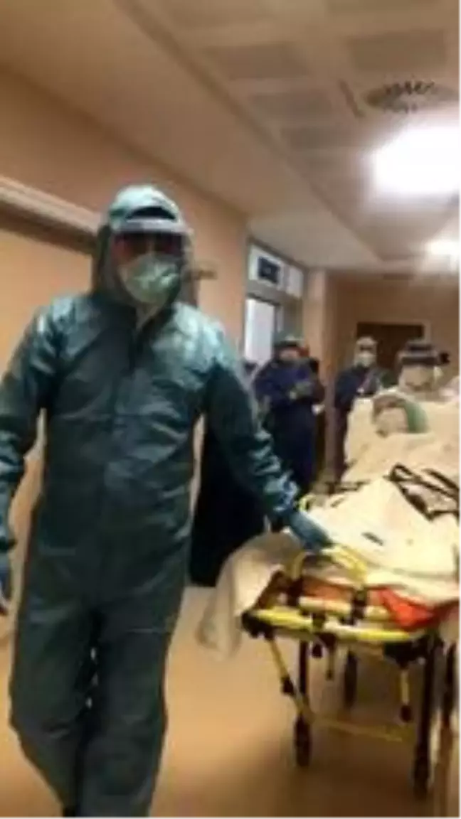 94 yaşında koronavirüsü yenen 2 kadın, kaldıkları huzurevine uğurlandı
