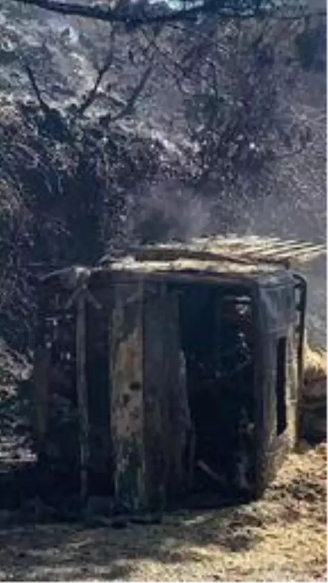 Burhaniye'de devrilerek yanan saman yüklü kamyonetin sürücüsü öldü