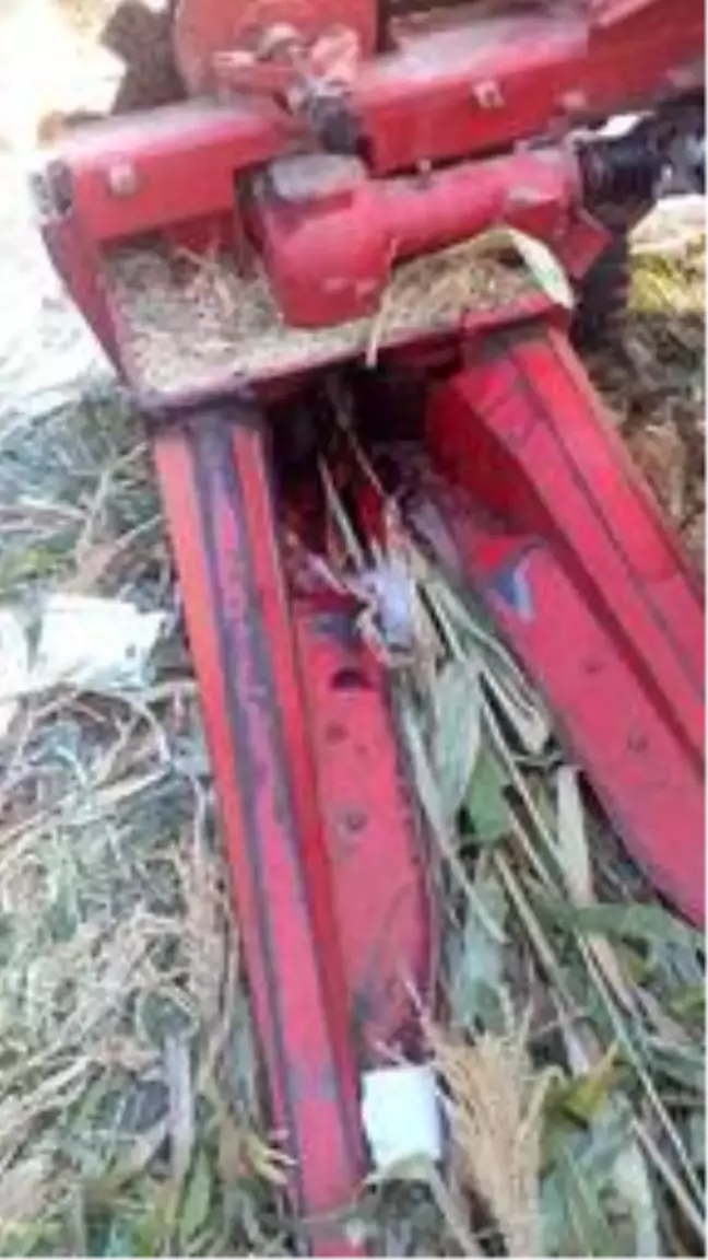 Hasat yapan çiftçi kolonu silaj makinesine kaptırdı