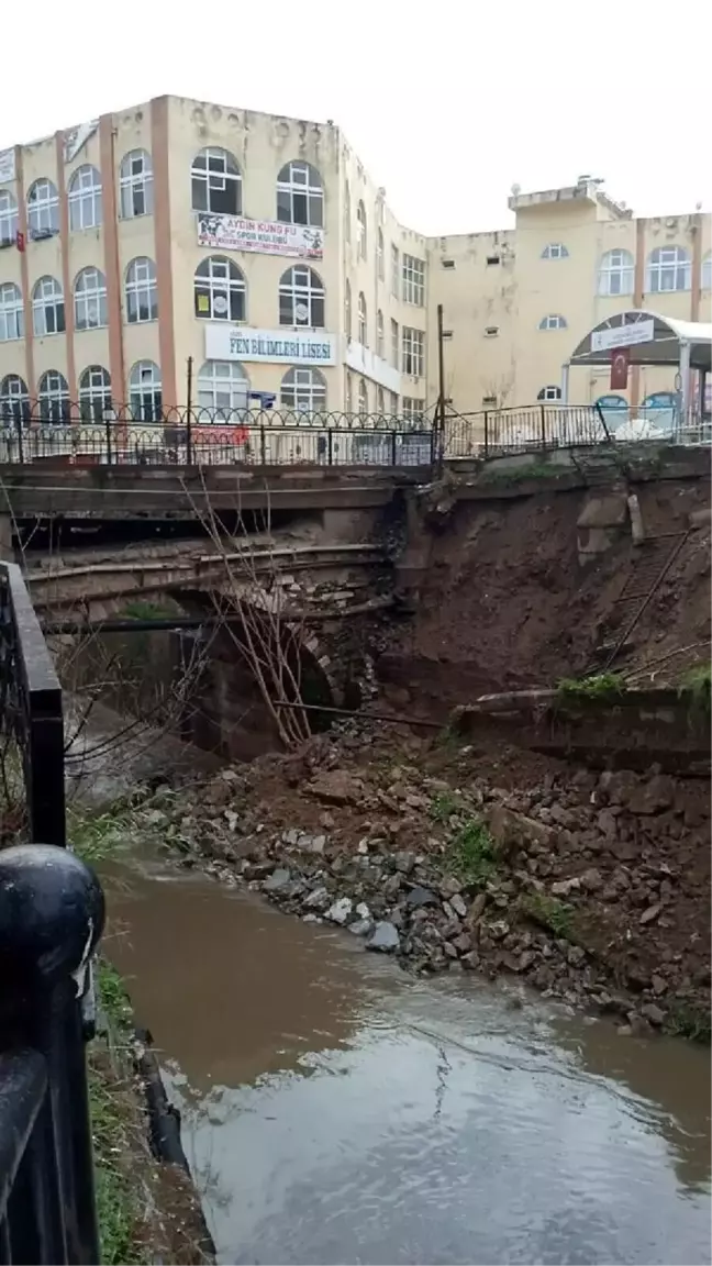 Aydın'da şiddetli yağış nedeniyle derenin istinat duvarı yıkıldı