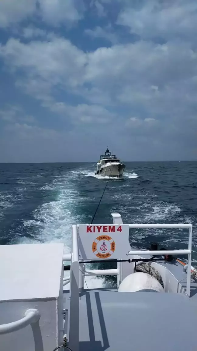 Biga açıklarında sürüklenen, 5 kişinin olduğu tekne kurtarıldı