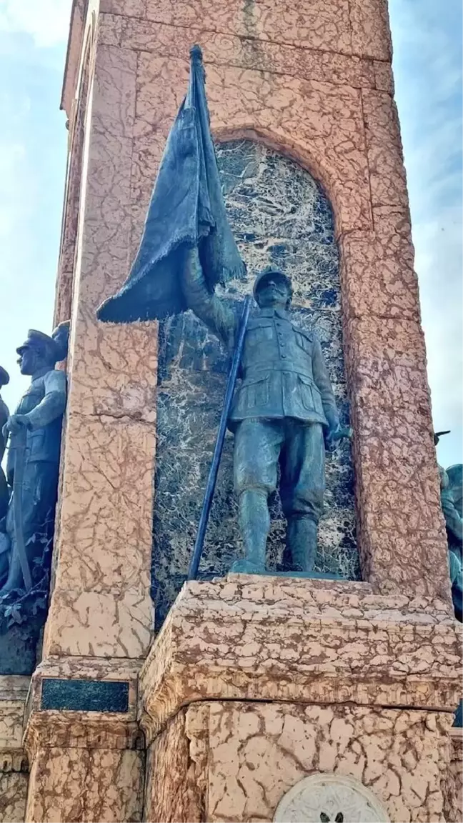 Taksim Cumhuriyet Anıtı'ndaki sancak direği yine kırıldı