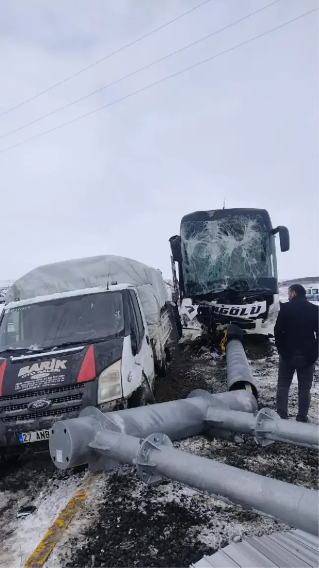 Ağrı'da yolcu otobüsü kamyonete çarptı: 11 yaralı