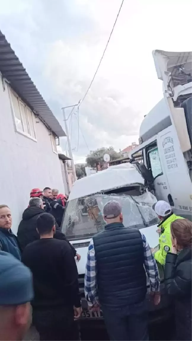 İşçi servisi ile TIR çarpıştı: 2 ölü, 15 yaralı