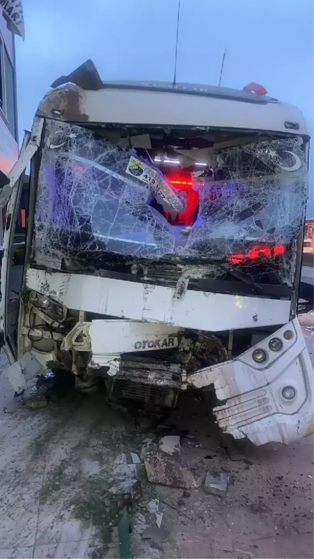 Servis midibüsü eğitim kurumu tabelasına çarptı