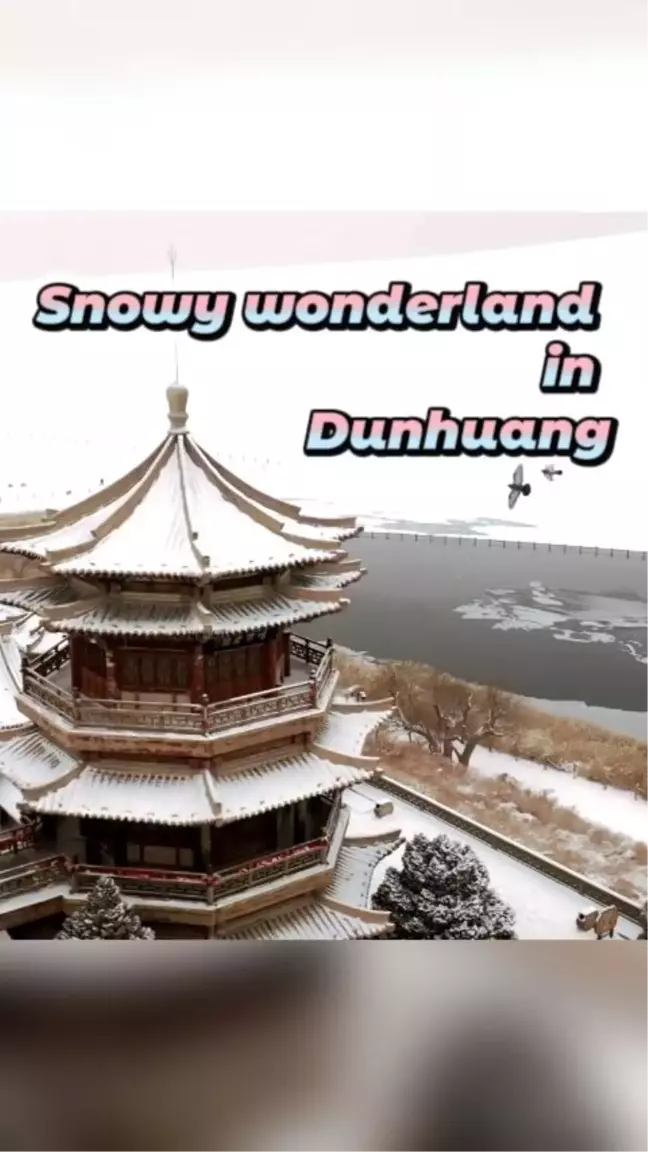 Dunhuang kentindeki Hilal Pınarı'ndan çeşitli görüntüler