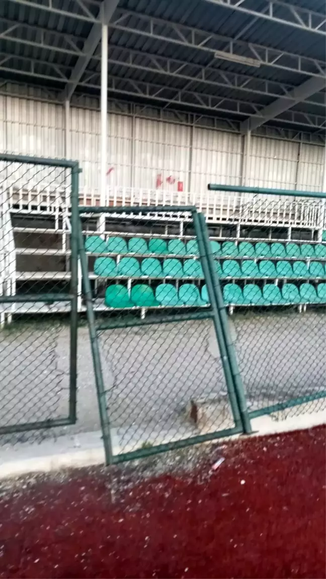 Denizli Buldan'da İlçe Stadının tribün kapısı yerinden söküldü