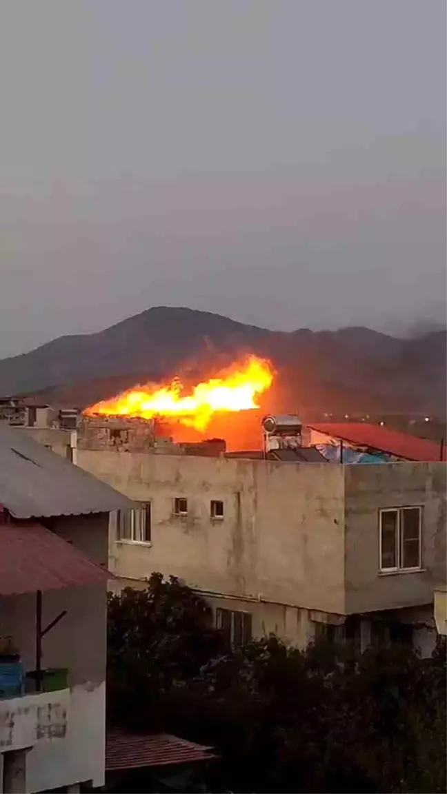 Hatay'da 2 Katlı Evde Çıkan Yangın Söndürüldü