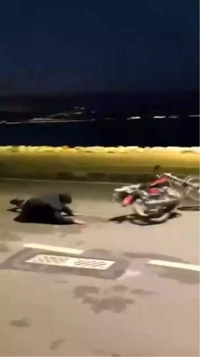 Karamürsel'de Motosikletle Dengeyi Kaybeden Genç Feci Düştü