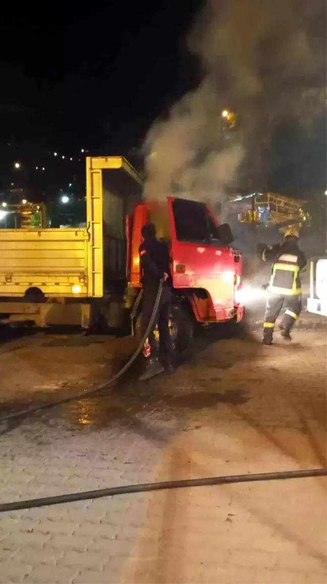 Zonguldak'ta Sanayi Sitesinde Araç Yangını