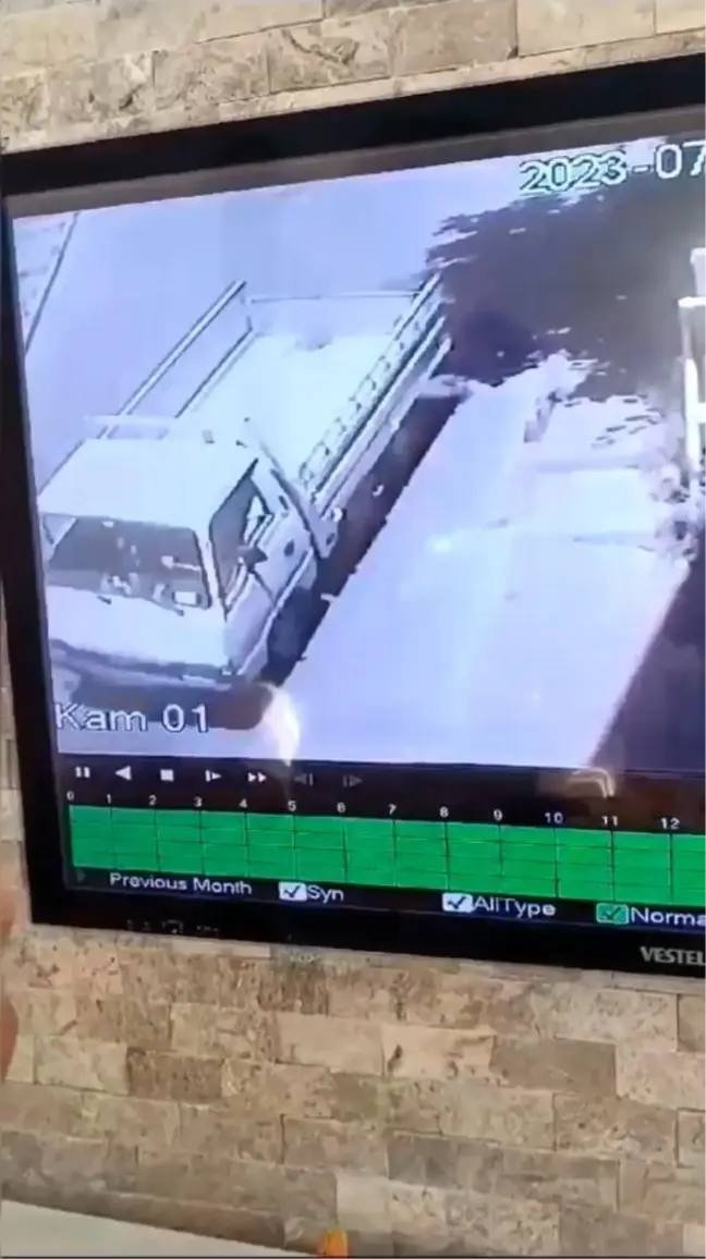 Kağıthane'de frenleri boşalan kamyonet park halindeki araçlara çarptı
