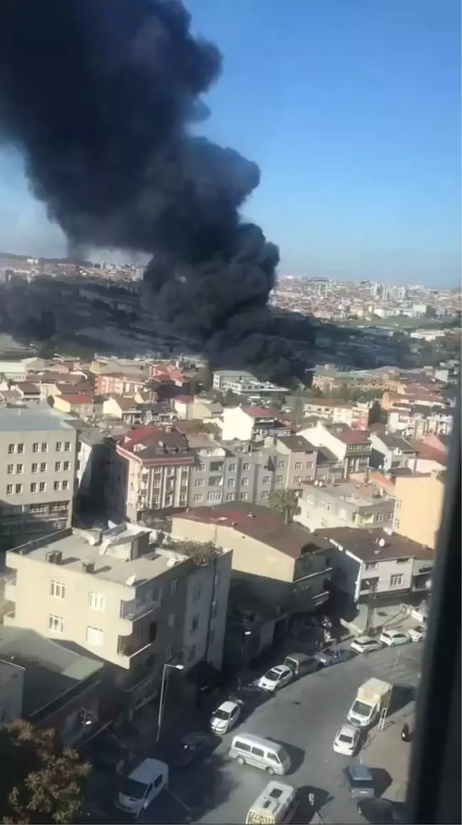 Gaziosmanpaşa'da halı sahadaki yangın kumaş deposuna sıçradı-4 // Yeni görüntülerle