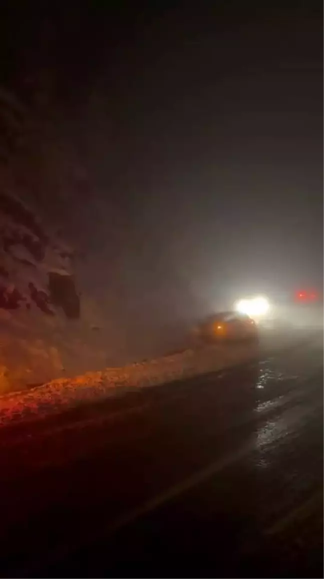 Bursa'da Yoğun Kar Yağışı Sürücüleri Mahsur Bıraktı