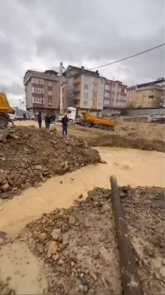 Sultangazi'de İnşaat Çalışmasında Su Borusu Patladı