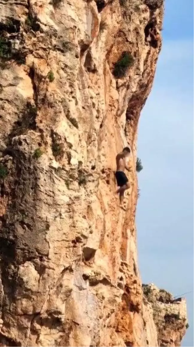 Antalya'da Genç Falezlerden 15 Metre Yükseklikten Denize Atlarken Kameraya Yansıdı