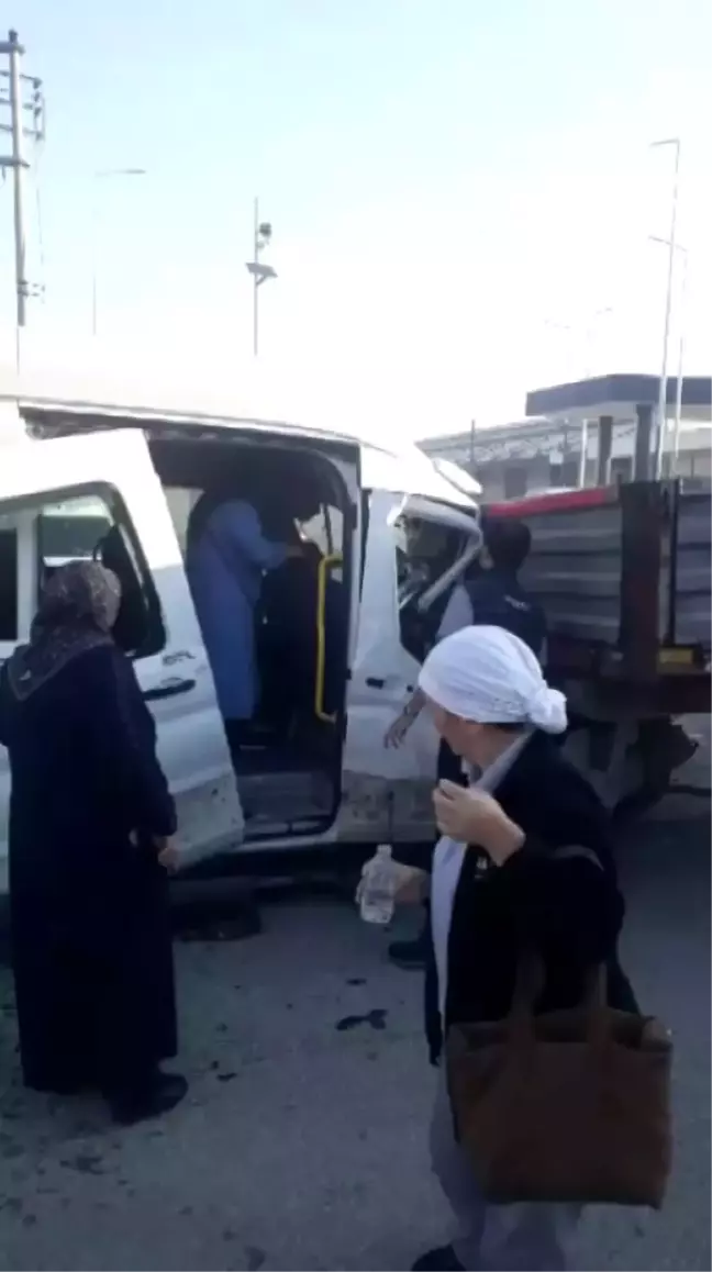 Kocaeli'de Servis Minibüsü Tıra Çarptı: 4 Yaralı