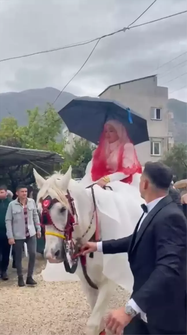 Yağmurda Ata Binen Gelin Yörük Geleneklerini Yaşattı